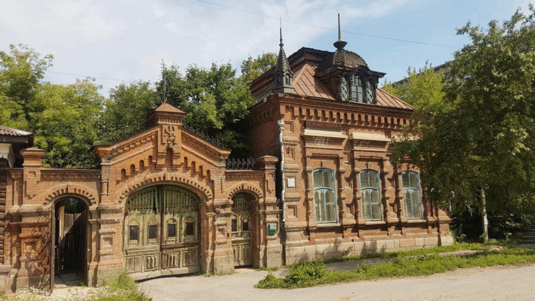 Здание в «кирпичном стиле»