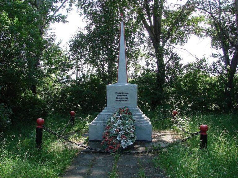«А в книжной памяти мгновения войны…»